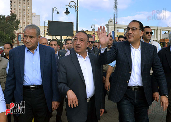 تفقد رئيس الوزراء لميدان محطة مصر وسوق المحطة بمحافظة الاسكندرية (43)
