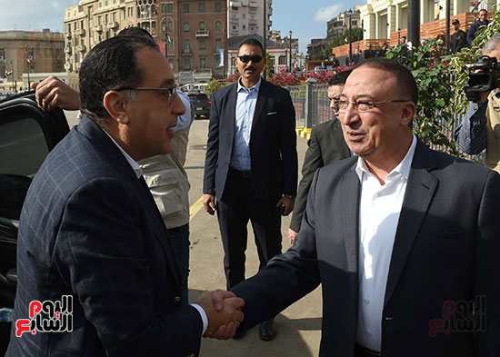 تفقد رئيس الوزراء لميدان محطة مصر وسوق المحطة بمحافظة الاسكندرية (47)