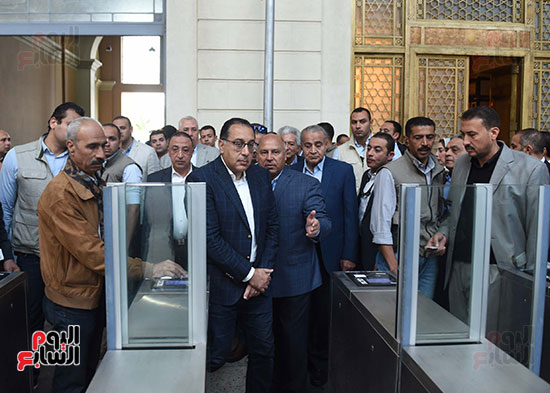تفقد رئيس الوزراء لميدان محطة مصر وسوق المحطة بمحافظة الاسكندرية (26)