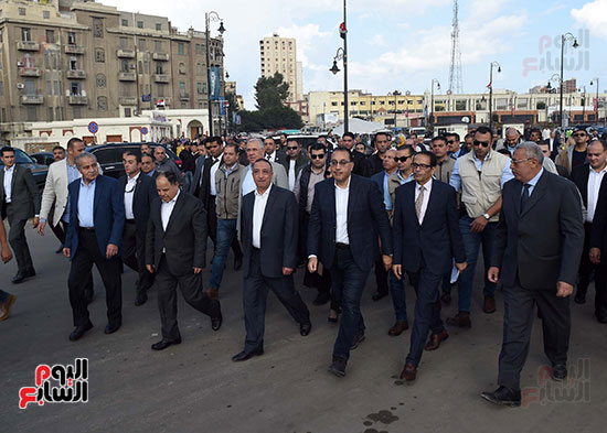 تفقد رئيس الوزراء لميدان محطة مصر وسوق المحطة بمحافظة الاسكندرية (16)