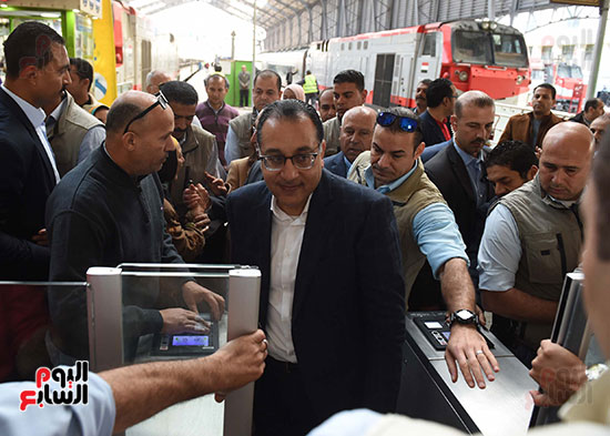 تفقد رئيس الوزراء لميدان محطة مصر وسوق المحطة بمحافظة الاسكندرية (30)