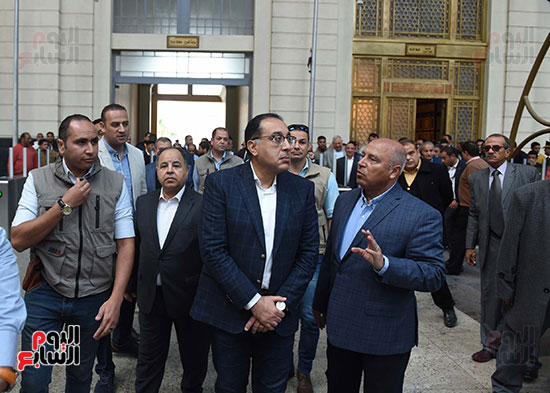 تفقد رئيس الوزراء لميدان محطة مصر وسوق المحطة بمحافظة الاسكندرية (27)