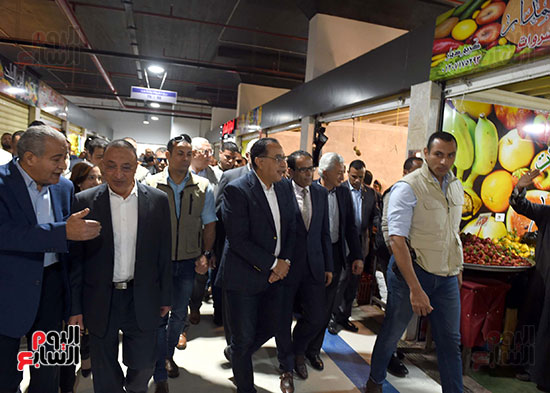 تفقد رئيس الوزراء لميدان محطة مصر وسوق المحطة بمحافظة الاسكندرية (18)