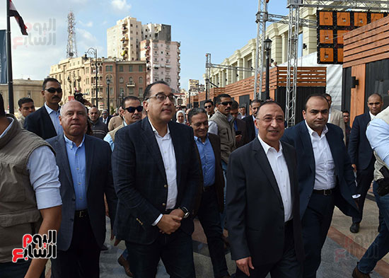 تفقد رئيس الوزراء لميدان محطة مصر وسوق المحطة بمحافظة الاسكندرية (9)
