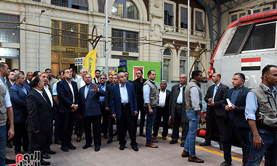 تفقد رئيس الوزراء لميدان محطة مصر وسوق المحطة بمحافظة الاسكندرية (29)