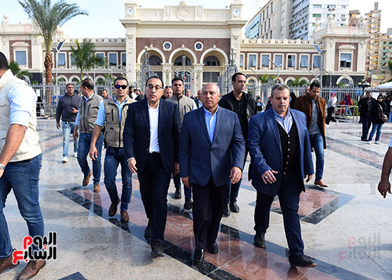تفقد رئيس الوزراء لميدان محطة مصر وسوق المحطة بمحافظة الاسكندرية (31)