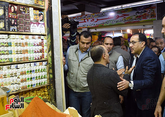 تفقد رئيس الوزراء لميدان محطة مصر وسوق المحطة بمحافظة الاسكندرية (21)