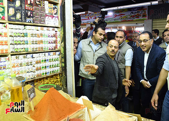 تفقد رئيس الوزراء لميدان محطة مصر وسوق المحطة بمحافظة الاسكندرية (20)