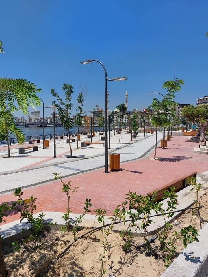 حديقة بنت الشاطئ بدمياط تستعد لاستقبال المواطننين (3)