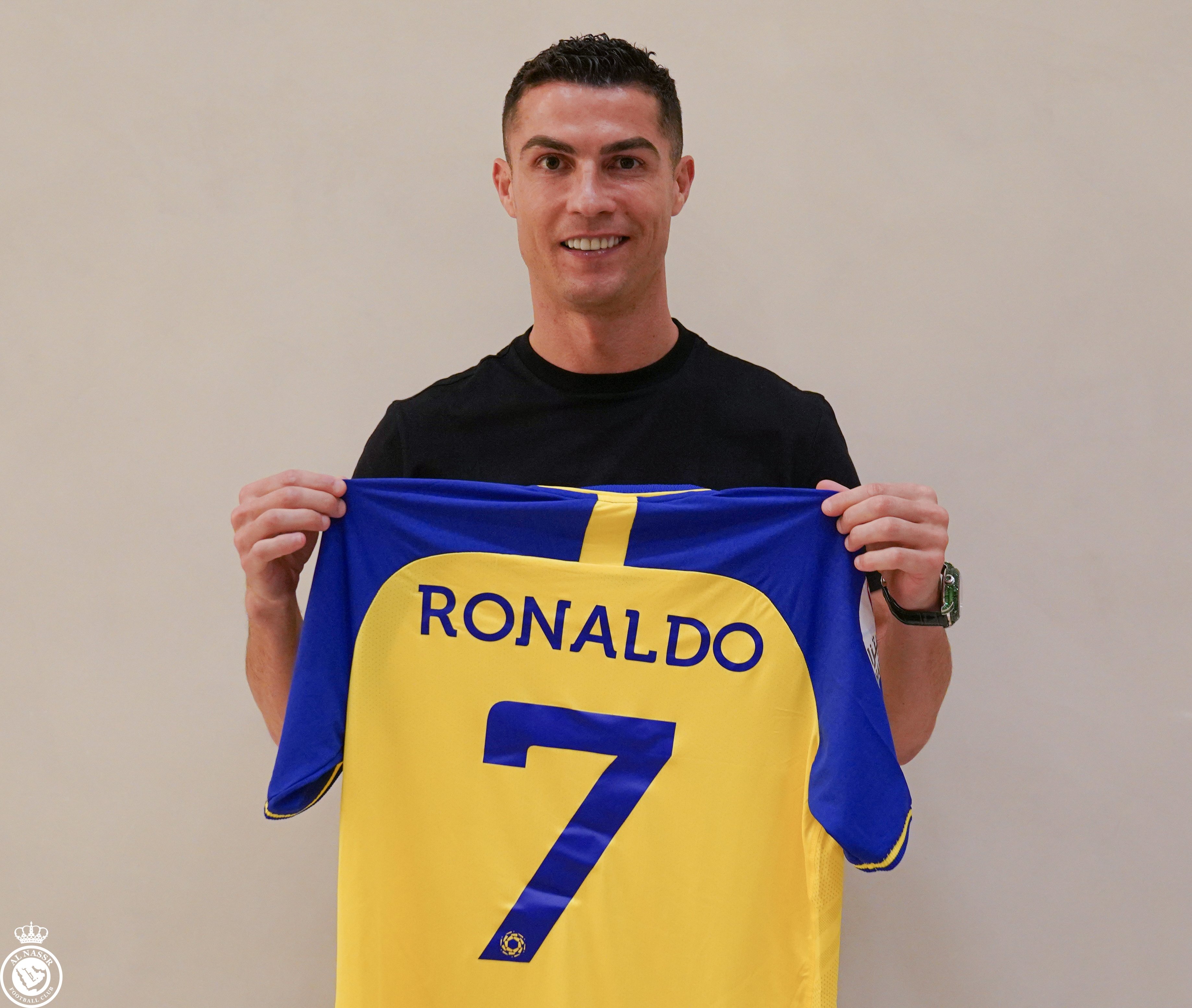 رونالدو يحمل قميص نادي النصر