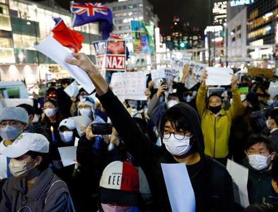 السكان الصينيون الذين يعيشون في اليابان يحملون أوراق بيضاء