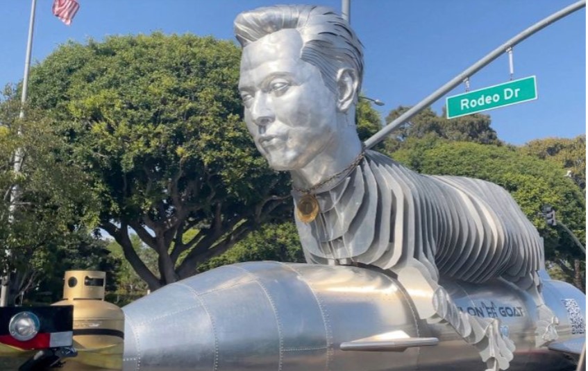 تمثال إيلون ماسك على الصاروخ