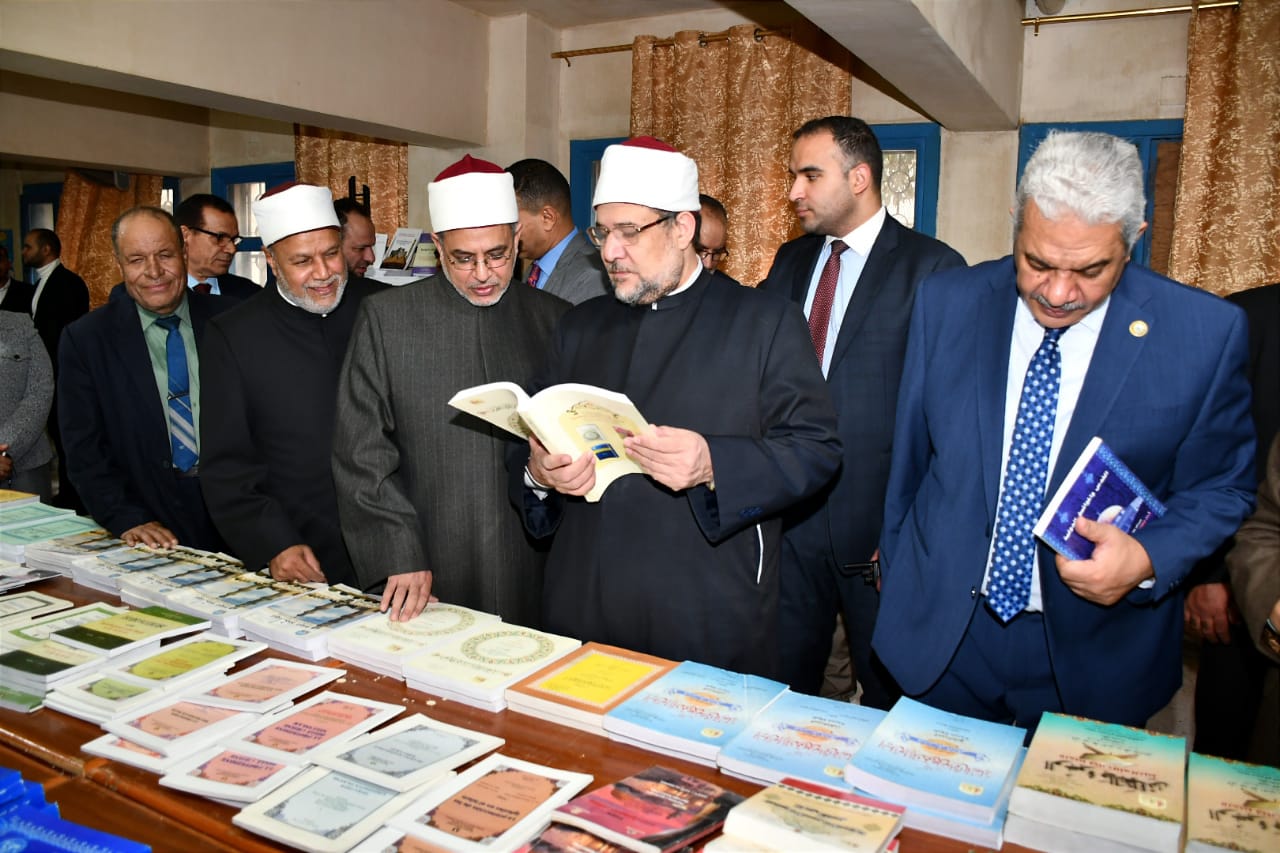 وزير الأوقاف ورئيس جامعة الأزهر داخل معرض المجلس الأعلى للشئون الإسلامية