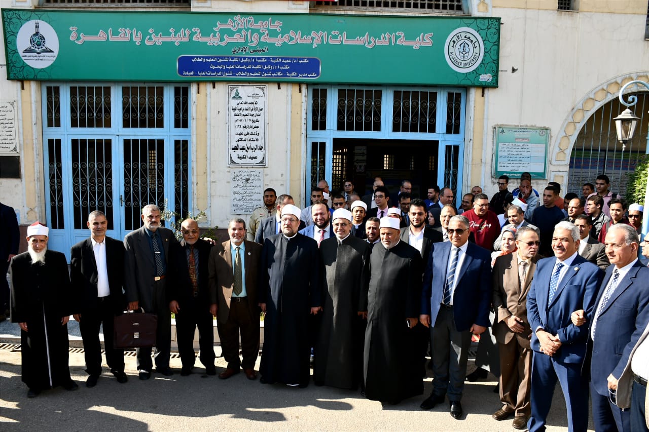 وزير الأوقاف ورئيس  جامعة الأزهر خلال افتتاح معرض المجلس الأعلى للشئون الإسلامية