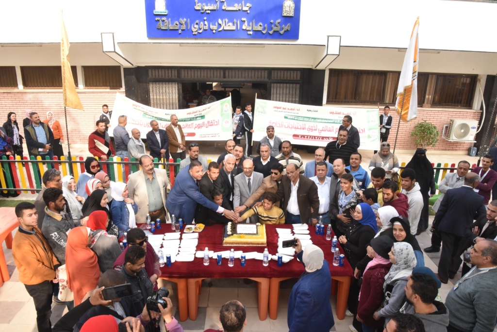 رئيس جامعة أسيوط يرفع شعار قادرون باختلاف فى مسيرة حاشدة  احتفالا باليوم العالمى لذوى الهمم (23)