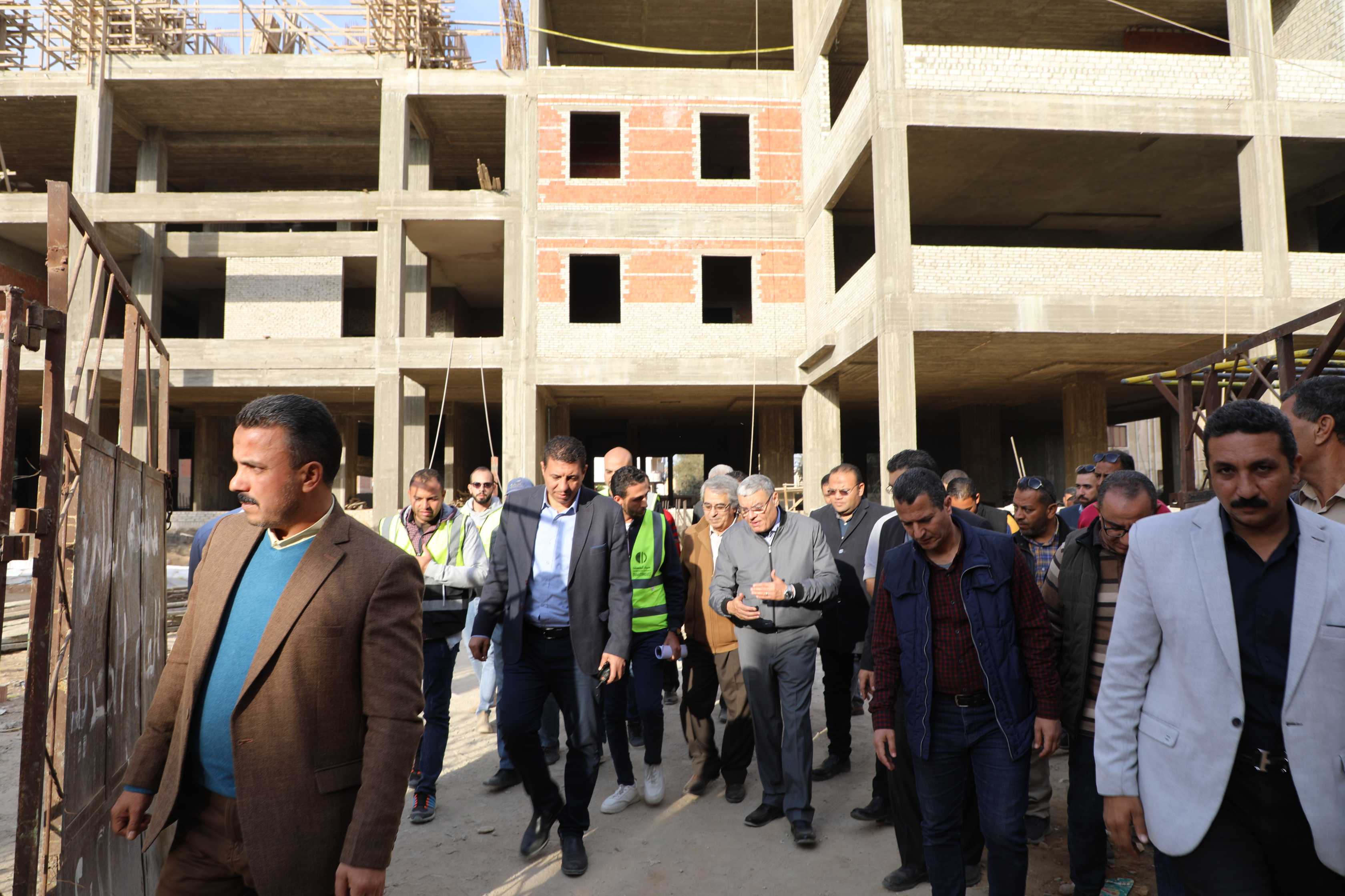 محافظ المنيا يتابع خطة رصف الشوارع وأعمال إنشاء مستشفى مطاي المركزي وتنفيذ كوبري الكفور (2)