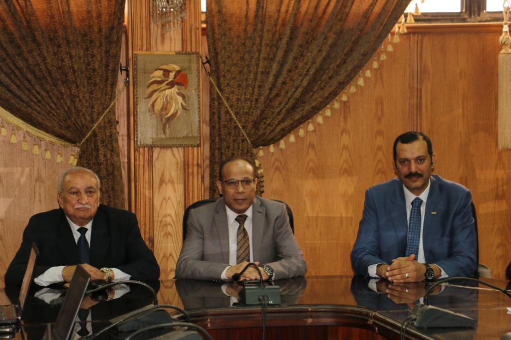 رئيس جامعة قناة السويس مع مستشار وزير التعليم العالى