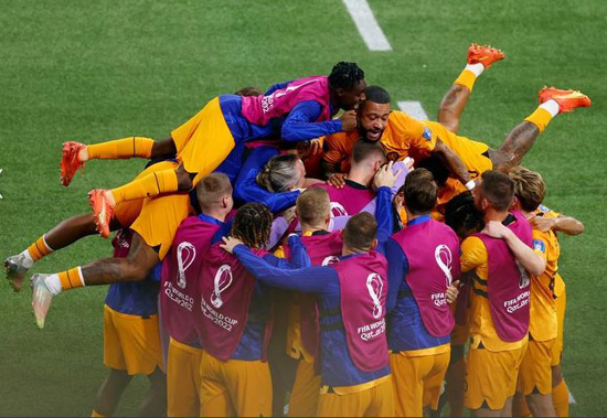 الهولندي دالي بليند يحتفل بتسجيل هدفه الثاني ضد الولايات المتحدة مع زملائه