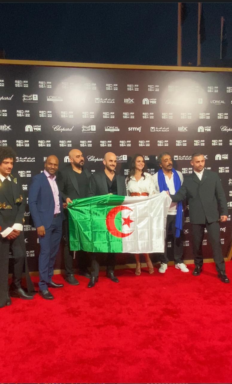 أبطال فيلم الملكة الأخيرة يرفعون علم الجزائر علي السجادة الحمراء في مهرجان البحر الأحمر (2)