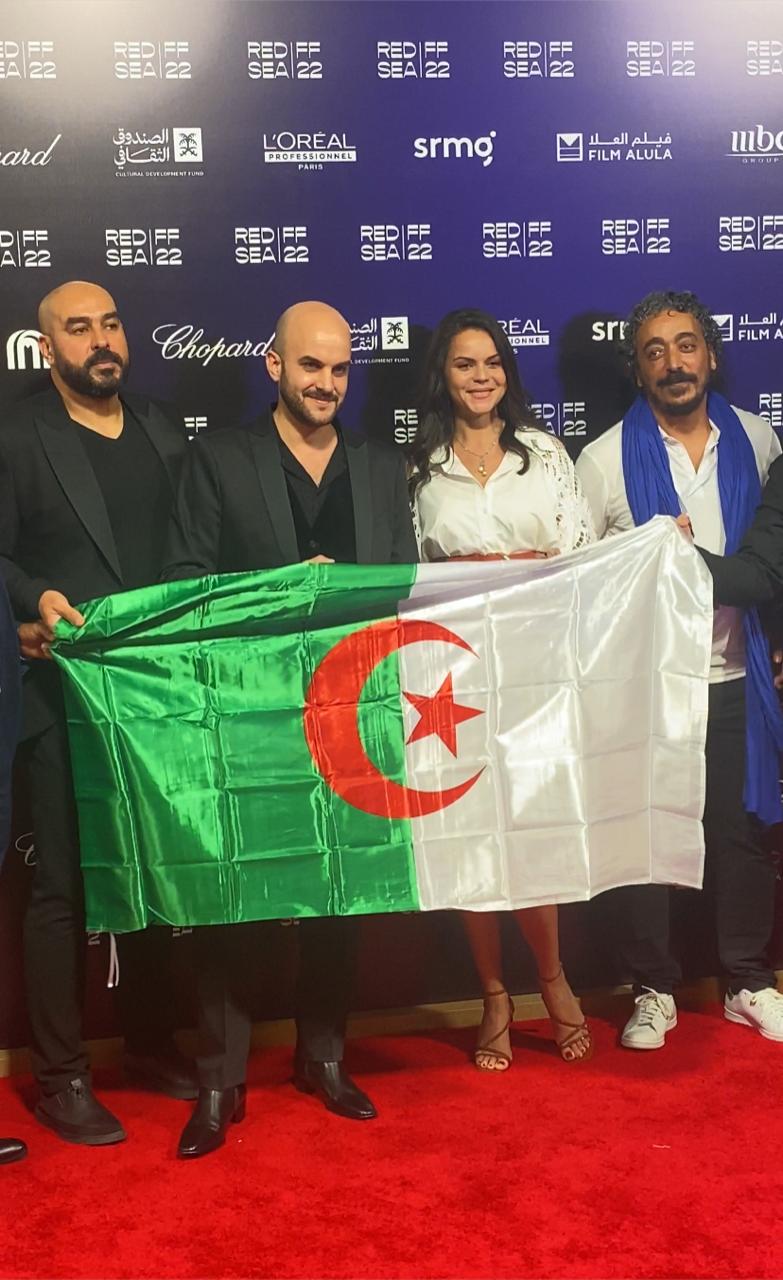 أبطال فيلم الملكة الأخيرة يرفعون علم الجزائر علي السجادة الحمراء في مهرجان البحر الأحمر (6)