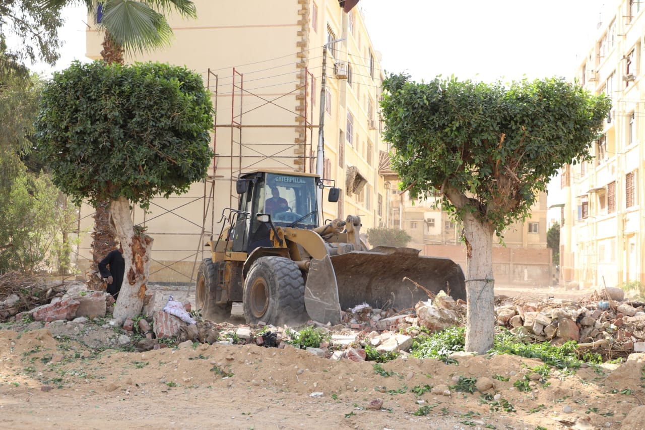 ظافة القاهرة ترفع مخلفات الهدم من شارع حسين كامل