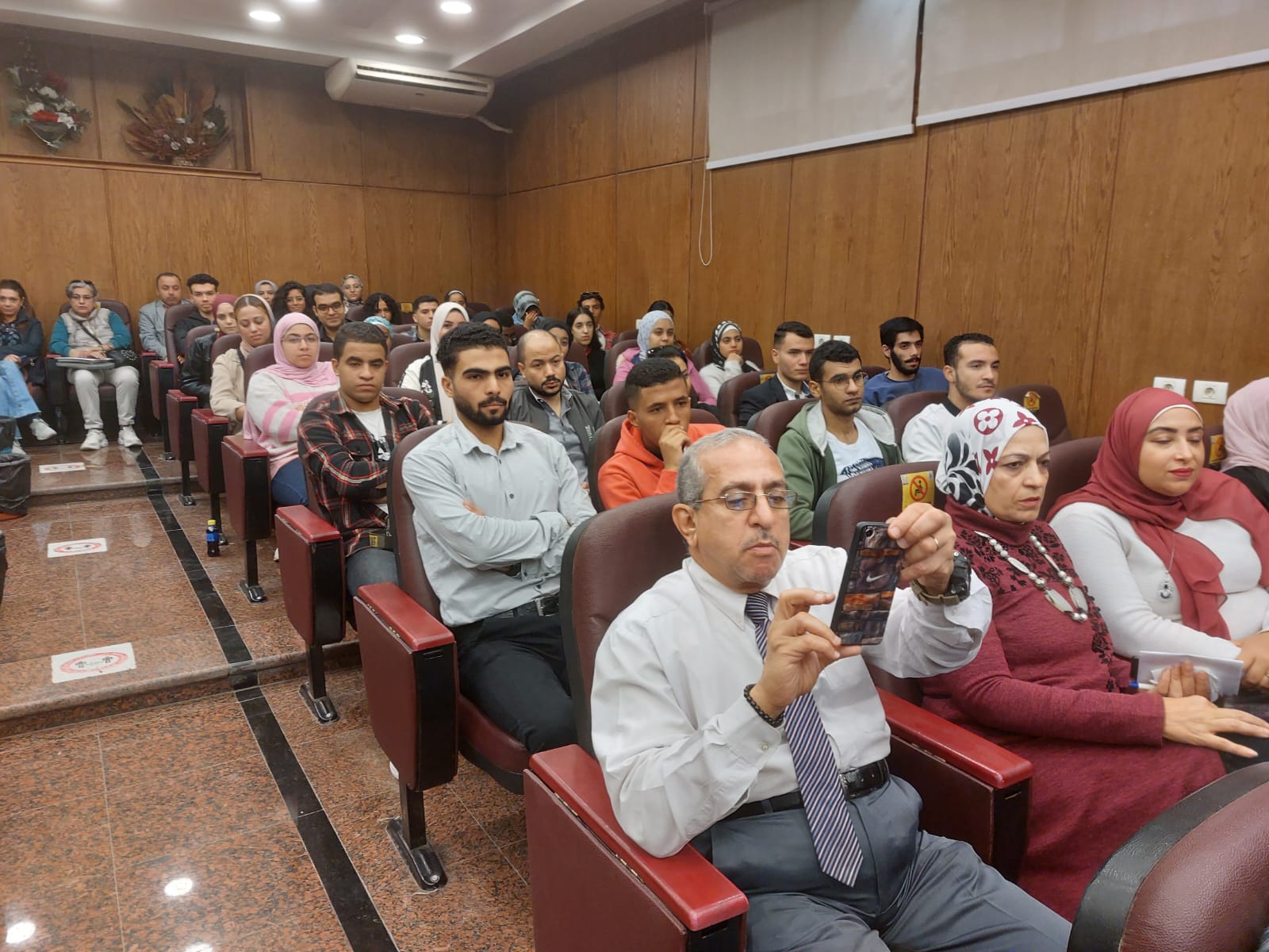 جانب من الحضور فى الندوة جانب من الحضور فى الندوة