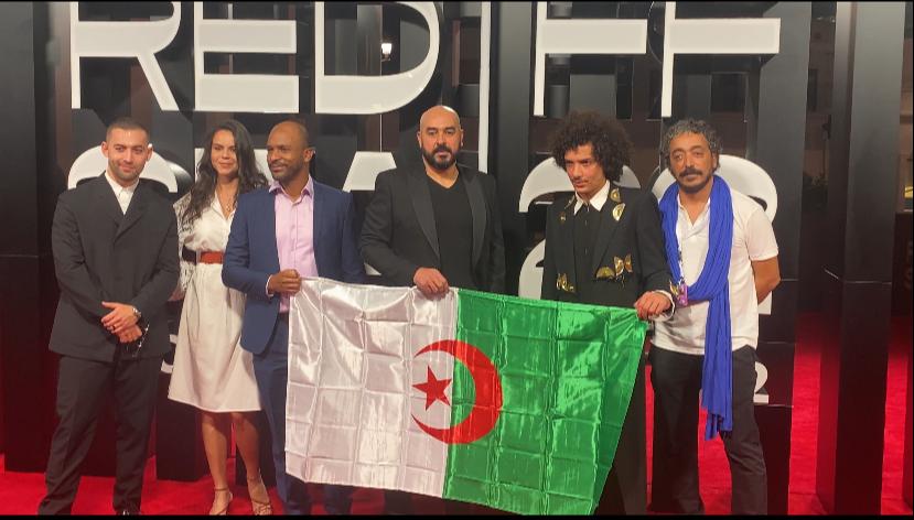 أبطال فيلم الملكة الأخيرة يرفعون علم الجزائر علي السجادة الحمراء في مهرجان البحر الأحمر (5)