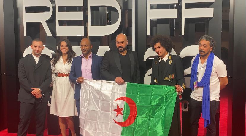 أبطال فيلم الملكة الأخيرة يرفعون علم الجزائر علي السجادة الحمراء في مهرجان البحر الأحمر (3)