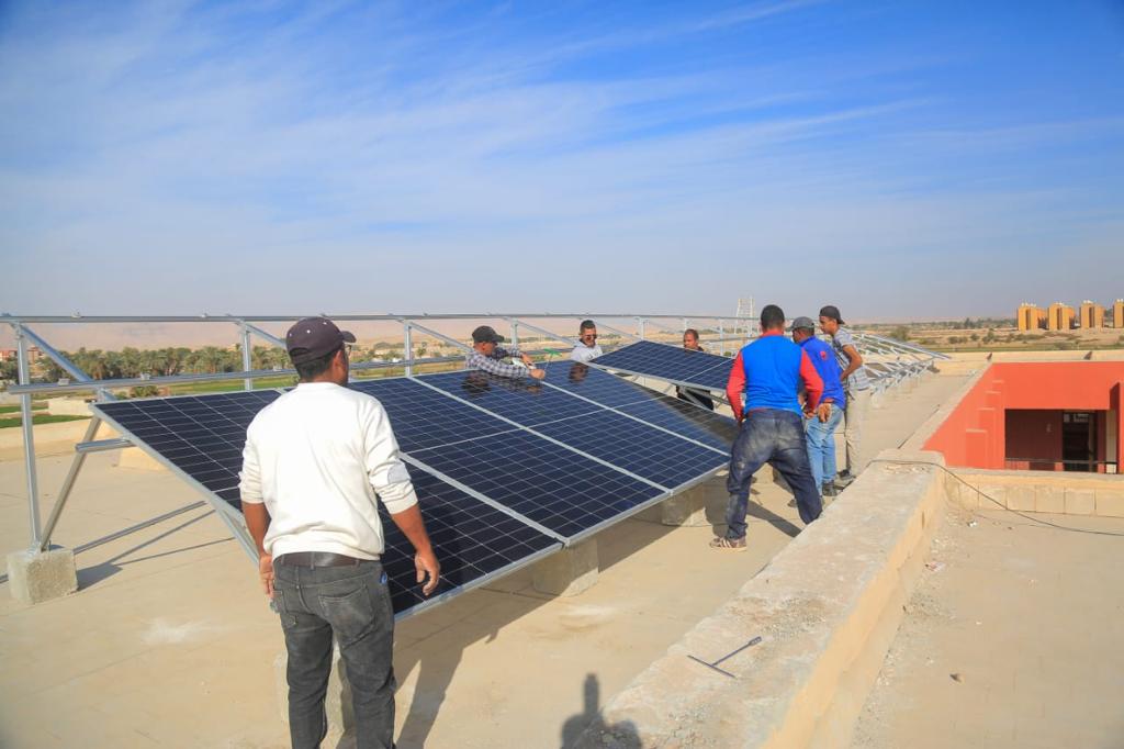 العمل فى إنشاء 23 محطة طاقة شمسية بمدارس الأقصر