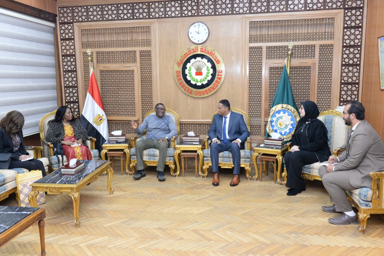 محافظ الدقهلية يستقبل سفير سيراليون بالقاهرة لبحث التعاون التجاري (3)