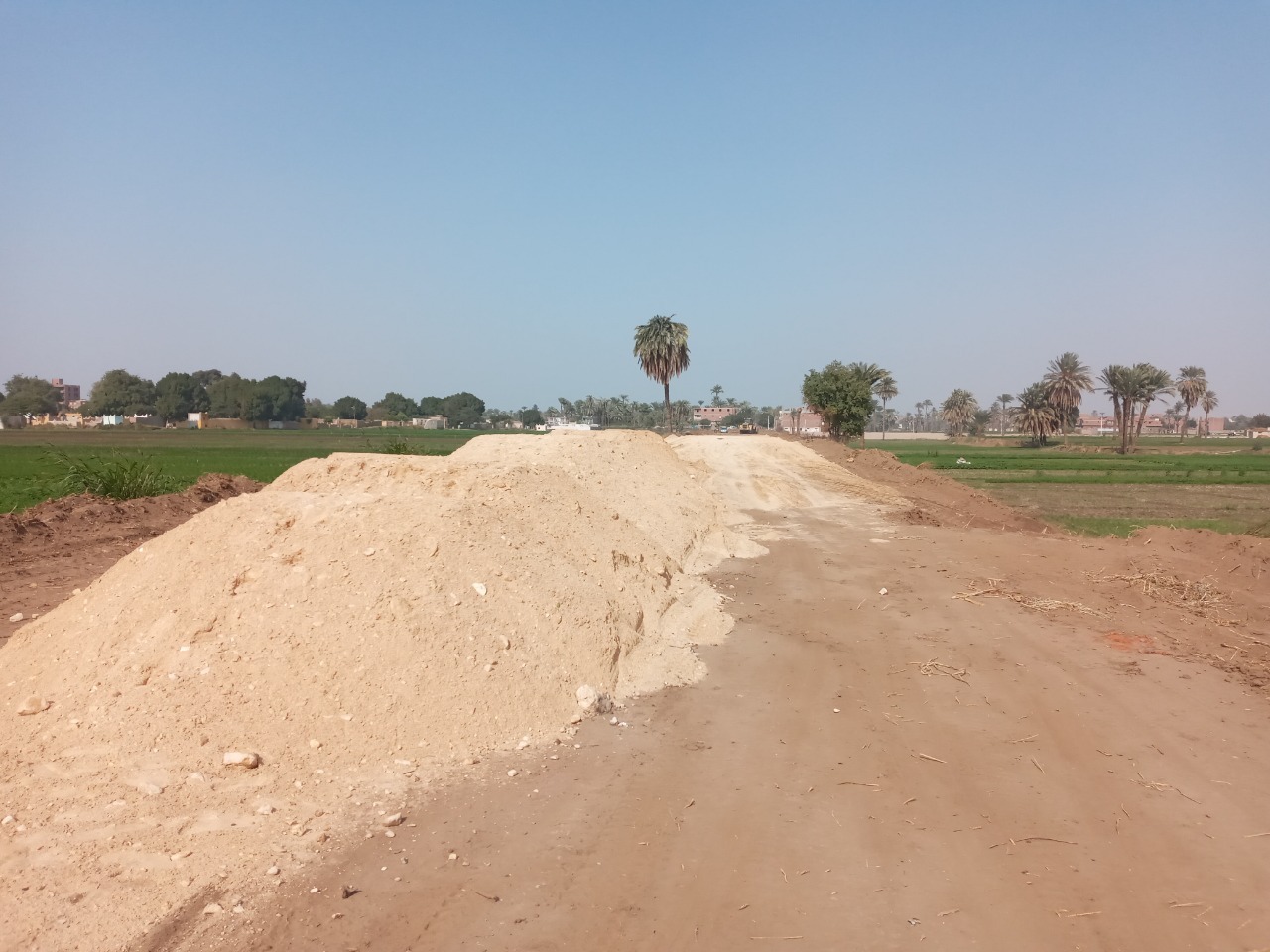 بدء القاء التربة الزلطية بطريق طراد النيل بالقوصية (1)