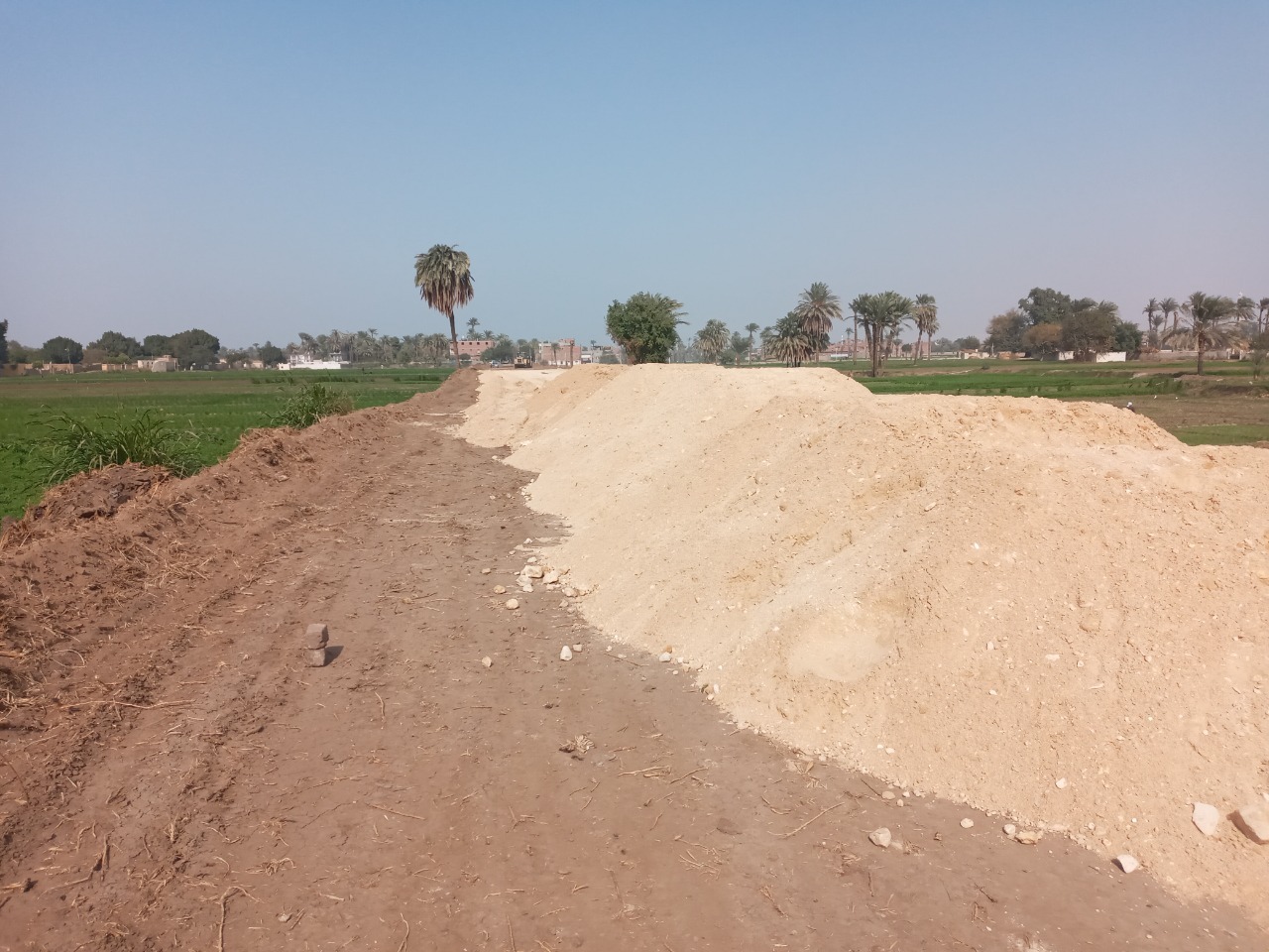 بدء القاء التربة الزلطية بطريق طراد النيل بالقوصية (3)