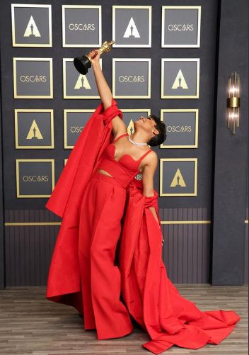 أريانا ديبوز ، الفائزة بجائزة أفضل ممثلة مساعدة ، تقف مع أوسكارها في غرفة التصوير خلال حفل توزيع جوائز الأوسكار رقم 94 في هوليوود ، 27 مارس. رويترز  ماريو أنزوني