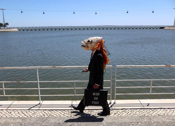 يمشي للمشاركة في احتجاج خارج مؤتمر الأمم المتحدة حول المحيطات ضد ما وصفوه بـ الحرب على الأسماك ، في لشبونة ، البرتغال