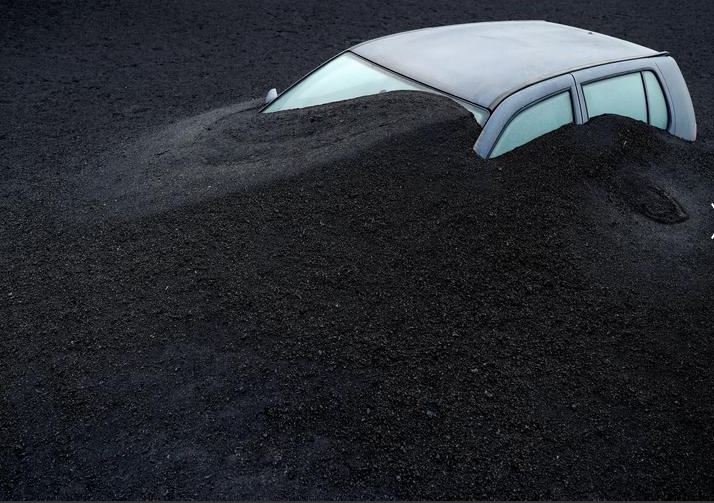 صورة لسيارة مدفونة في الرماد من بركان كومبري فيجا في حي لاس مانشاس في جزيرة لا بالما الكناري ، إسبانيا
