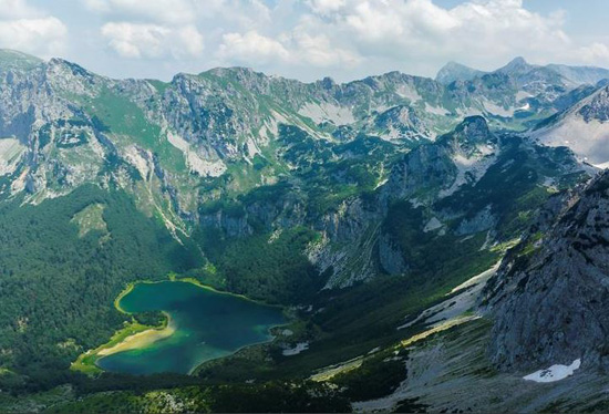 منظر جوي لبحيرة ترنوفاكو على شكل قلب على الحدود بين البوسنة والهرسك