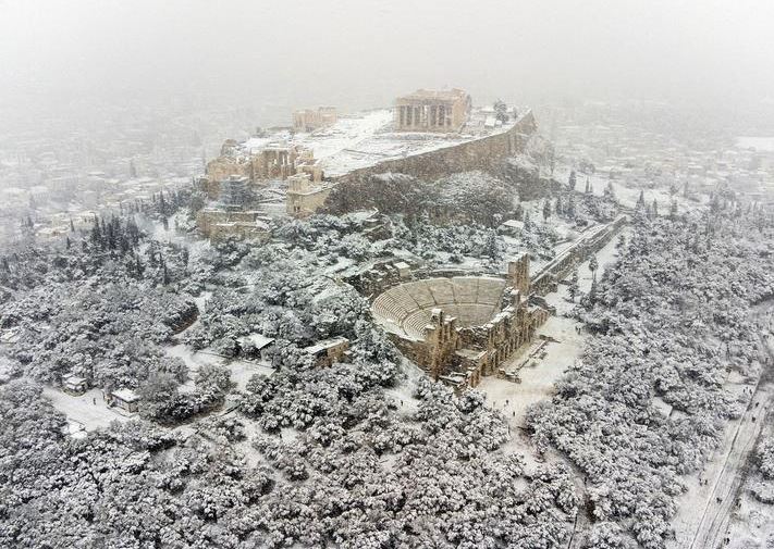 معبد البارثينون يظهر على قمة تل الأكروبوليس خلال تساقط الثلوج بغزارة في أثينا