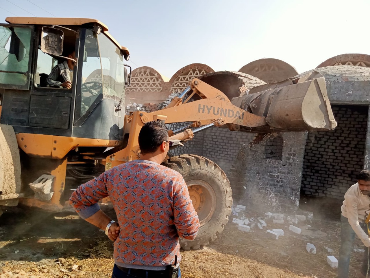 الجيزة تشن حملة لإزالة حالات التعدى على الأراضى الزراعية بأبو النمرس