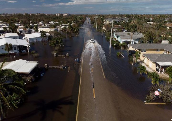 منظر لمجتمع غمرته الفيضانات بعد أن تسبب إعصار إيان في دمار واسع النطاق في فورت مايرز ، فلوريدا