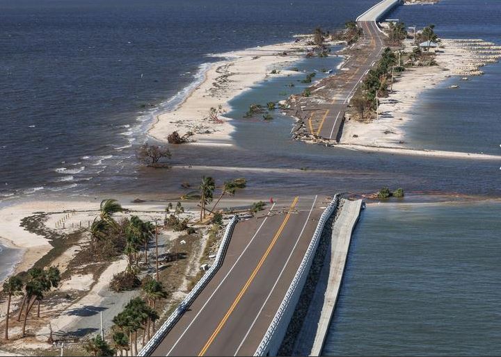 منظر جوي لجسر سانيبل المنهار جزئيًا بعد أن تسبب الإعصار إيان في دمار واسع النطاق في جزيرة سانيبل بولاية فلوريدا