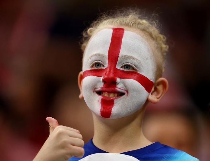 مشجع شاب إنكلترا بطلاء الوجه داخل الملعب قبل مباراة السنغال