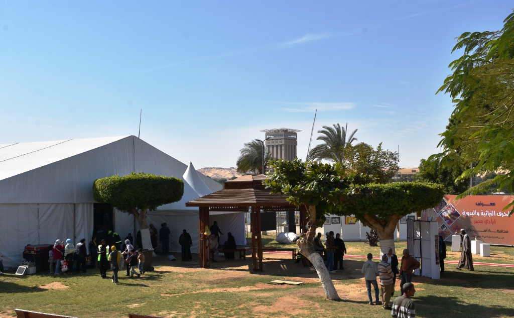 افتتاح معرض أيادى مصر بحضور وزراء التخطيط والتنمية المحلية وشئون مجلس الوزراء الإماراتى ومحافظ أسوان (2)