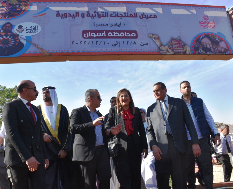 افتتاح معرض أيادى مصر بحضور وزراء التخطيط والتنمية المحلية وشئون مجلس الوزراء الإماراتى ومحافظ أسوان (13)