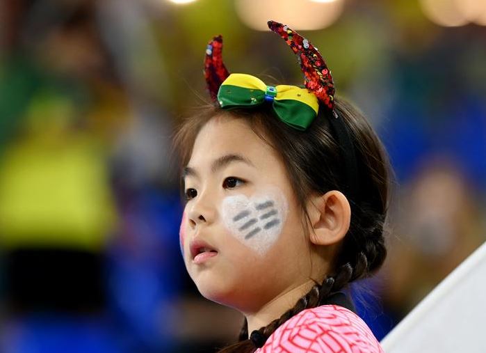 مشجع داخل الملعب يرتدي طلاء على الوجه قبل مباراة البرازيل وكوريا الجنوبية