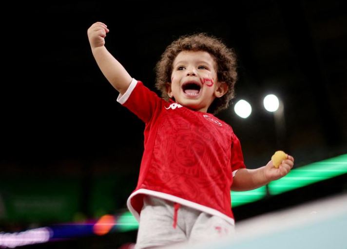 مشجع شاب داخل الملعب قبل مباراة تونس وفرنسا.