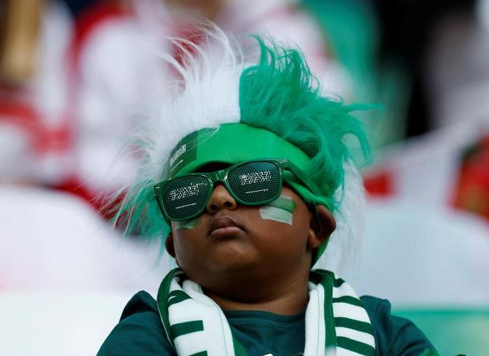 مشجع سعودي شاب داخل الملعب قبل مباراة بولندا. تصوير عيسى كاتو - رويترز