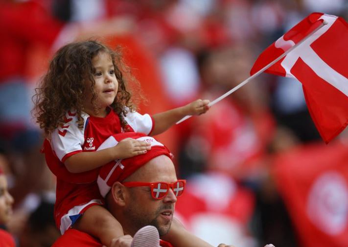 مشجع شاب من الدنمارك داخل الملعب قبل مباراة تونس