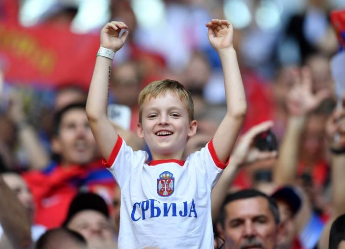مشجع صربي شاب داخل الملعب قبل مباراة الكاميرون.