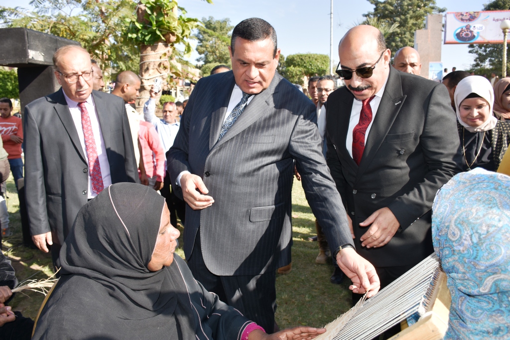 افتتاح معرض أيادى مصر بحضور وزراء التخطيط والتنمية المحلية وشئون مجلس الوزراء الإماراتى ومحافظ أسوان (15)