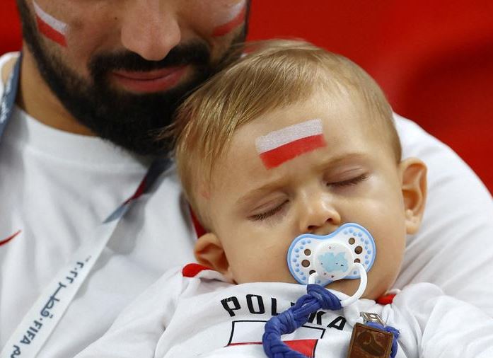مشجع بولندي شاب ينام داخل الملعب قبل المباراة مع فرنسا. تصوير هانا مكاي